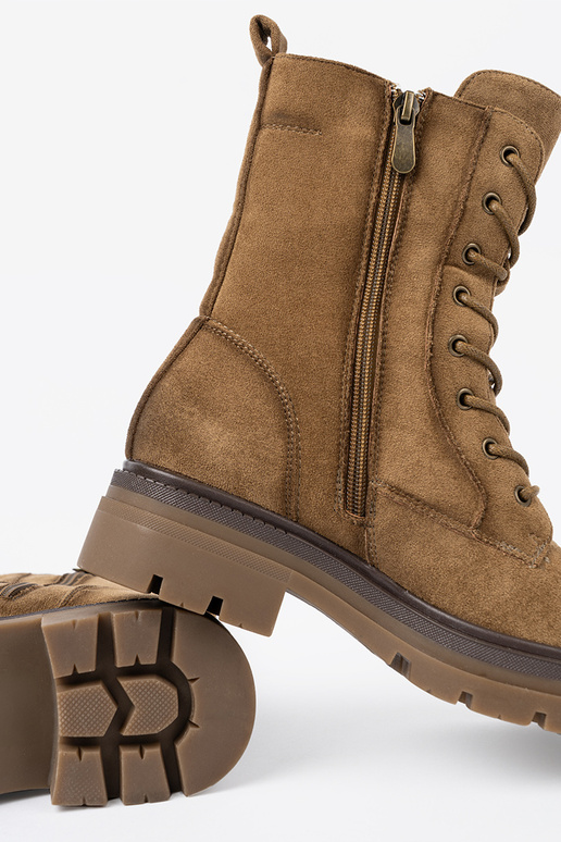 The classic model of suede shoes In odcieniu brązu