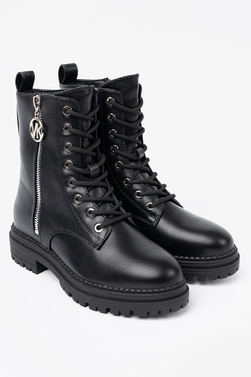 Stylowe czarne workery z metalowym detalem