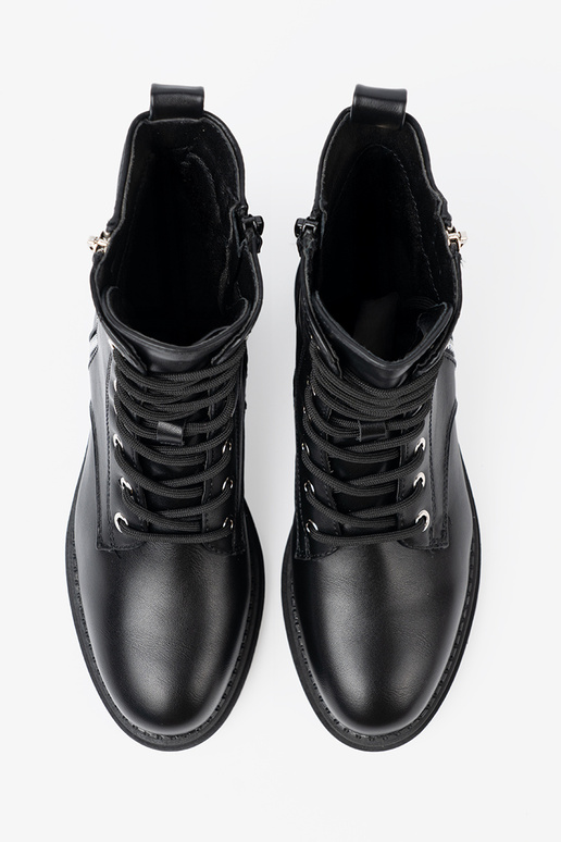 Stylish black shoes z metaloInym detalem