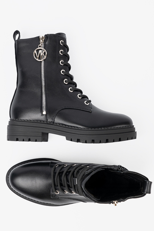 Stylish black shoes z metaloInym detalem