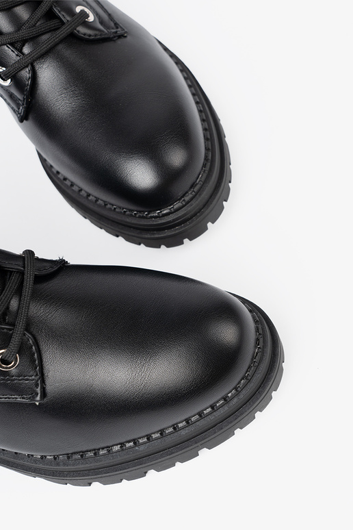 Stylowe czarne workery z metalowym detalem