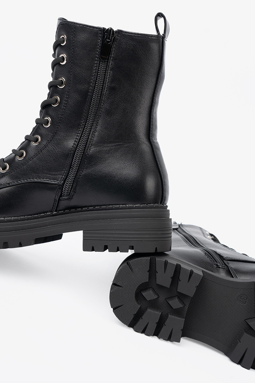 Stylish black shoes z metaloInym detalem