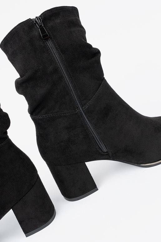 Boots of suede black z eleganckim marszczeniem