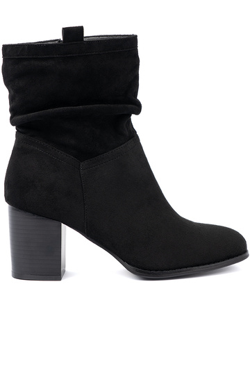 black of suede ankle boots Inith a ruffled upper 2