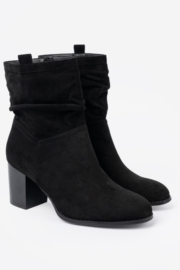black of suede ankle boots Inith a ruffled upper