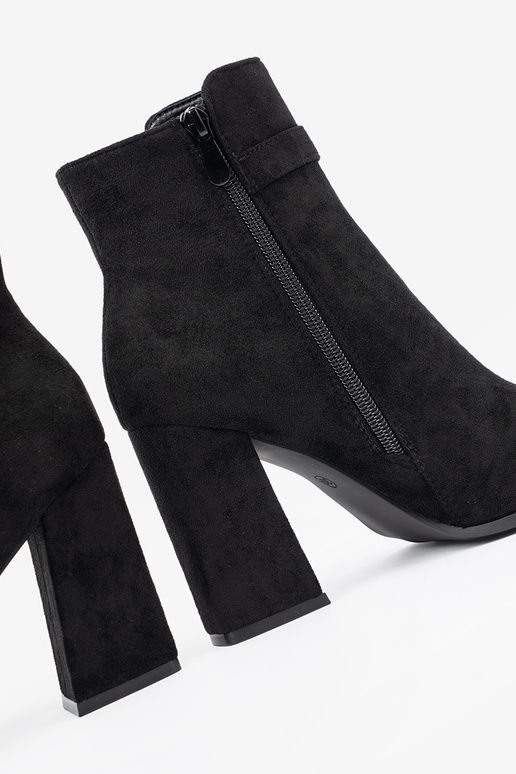 Elegant style black boots z biżuteryjnym akcentem