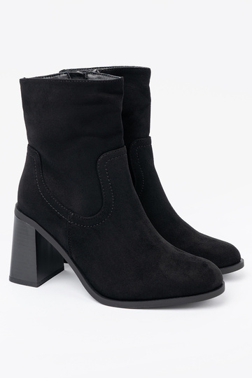 black boots on highheels o klasycznym kroju