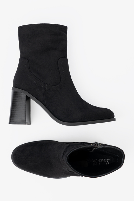 Czarne botki na obcasie o klasycznym kroju