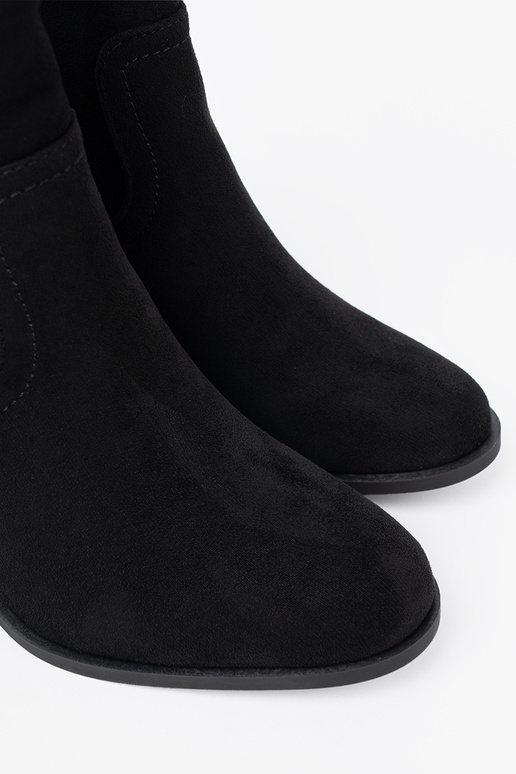 Czarne botki na obcasie o klasycznym kroju