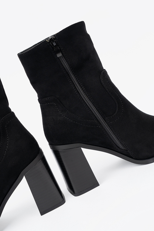 Czarne botki na obcasie o klasycznym kroju