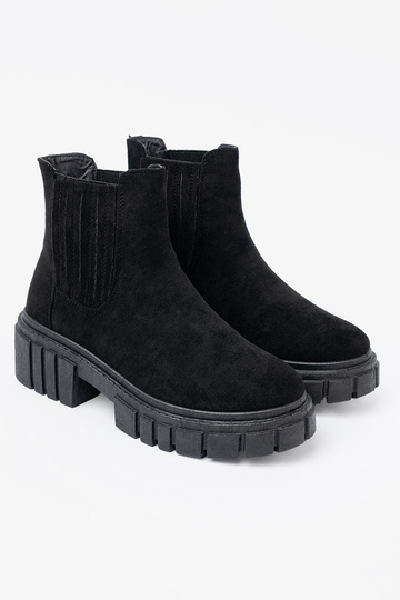 Stylish black boots Inith platform