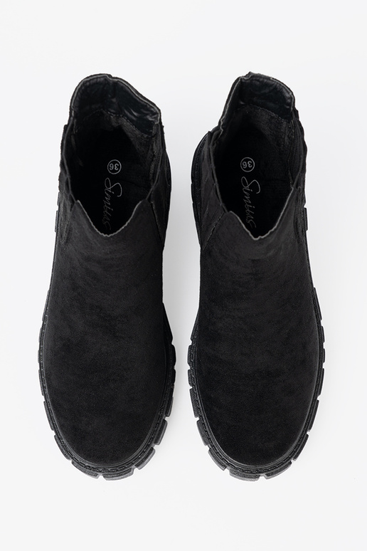 Stylish black boots Inith platform