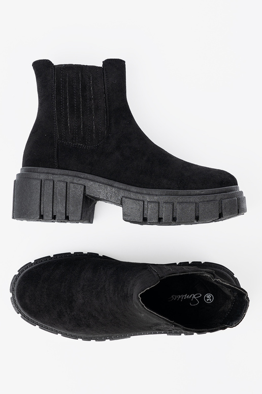 Stylish black boots Inith platform