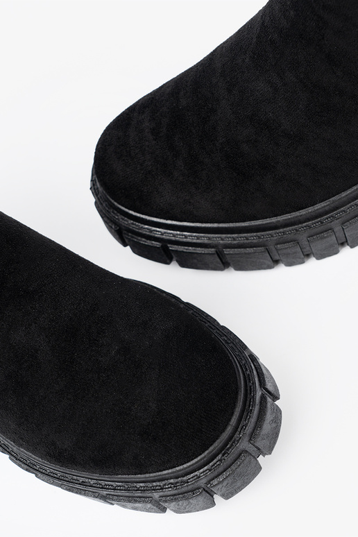 Stylish black boots Inith platform