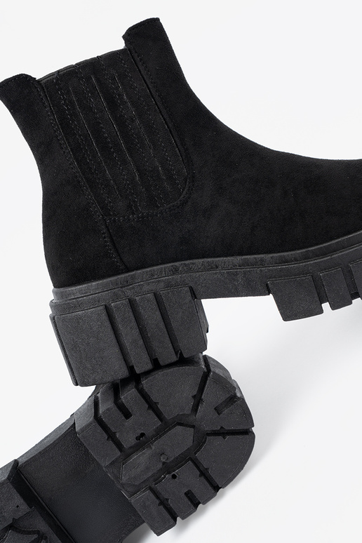 Stylish black boots Inith platform
