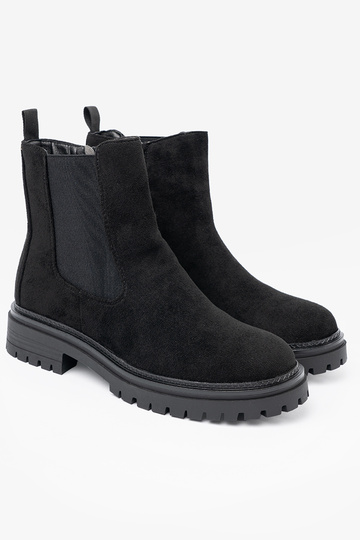 The classic model black boots on a thick sole