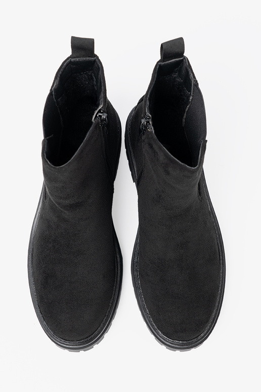 The classic model black boots on a thick sole