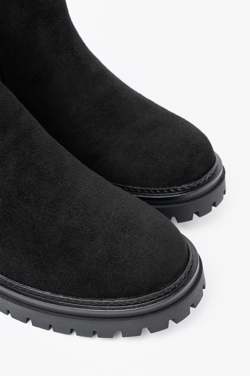 The classic model black boots on a thick sole