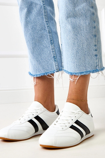 Białe sneakersy typu tenisówki z czarną wstawką Mydland