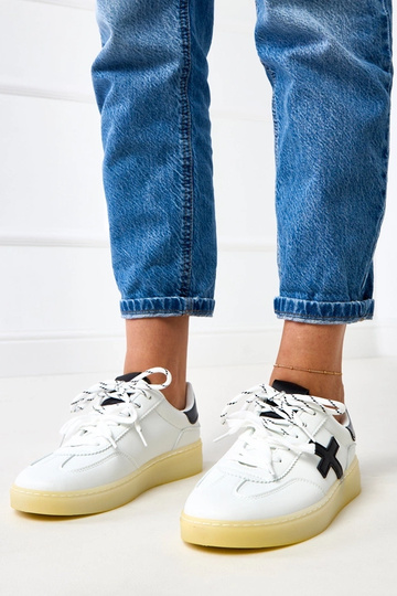 Białe sneakersy na platformie z czarną wstawką Eriksen