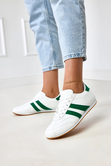 Białe sneakersy typu tenisówki z zieloną wstawką Mydland