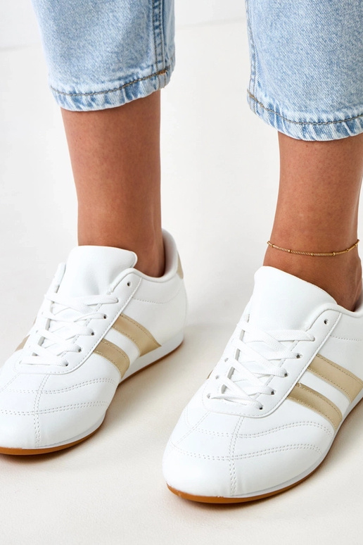 Białe sneakersy typu tenisówki ze... Białe sneakersy typu tenisówki ze...