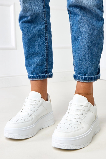 Białe sneakersy na...
