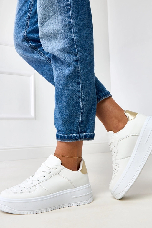 Białe sneakersy na platformie ze... Białe sneakersy na platformie ze...