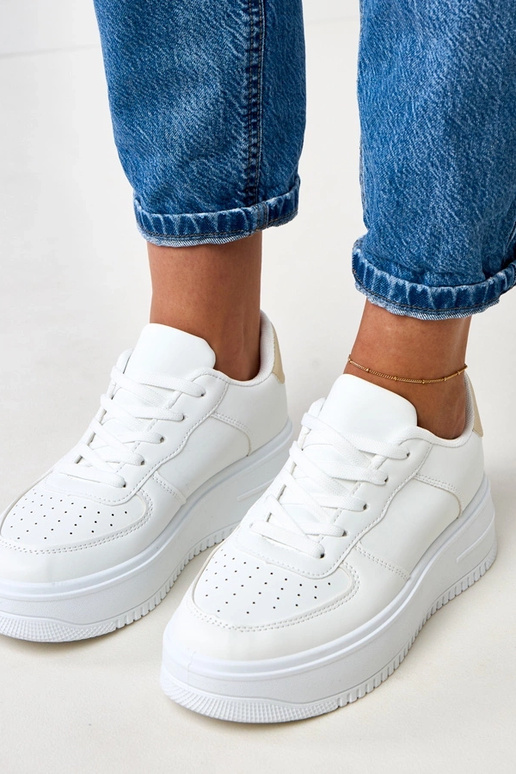 Białe sneakersy na platformie ze... Białe sneakersy na platformie ze...