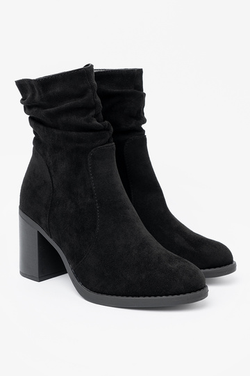 Elegant style boots black on the heel Inith a ruffled upper
