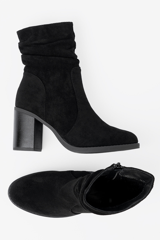Elegant style boots black on the heel Inith a ruffled upper