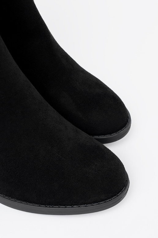 Elegant style boots black on the heel Inith a ruffled upper