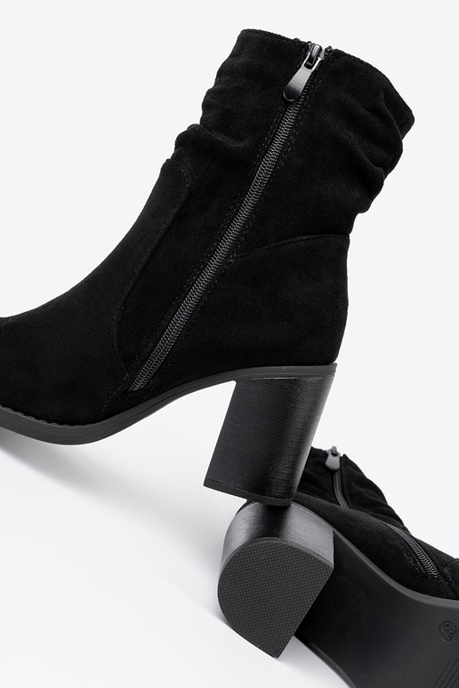 Elegant style boots black on the heel Inith a ruffled upper