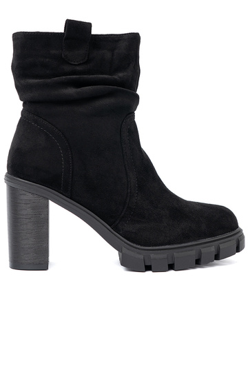 Stylish black boots Inith a ruffled upper 2