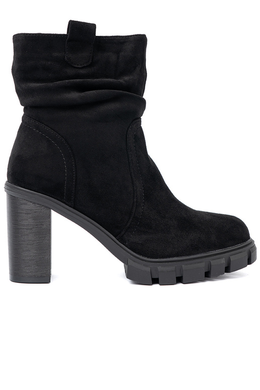 Stylish black boots Inith a ruffled upper