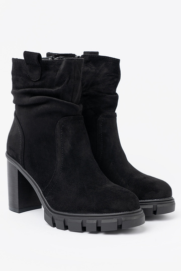 Stylish black boots Inith a ruffled upper