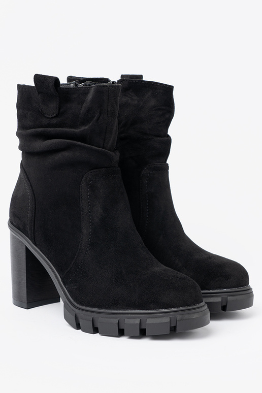 Stylish black boots Inith a ruffled upper