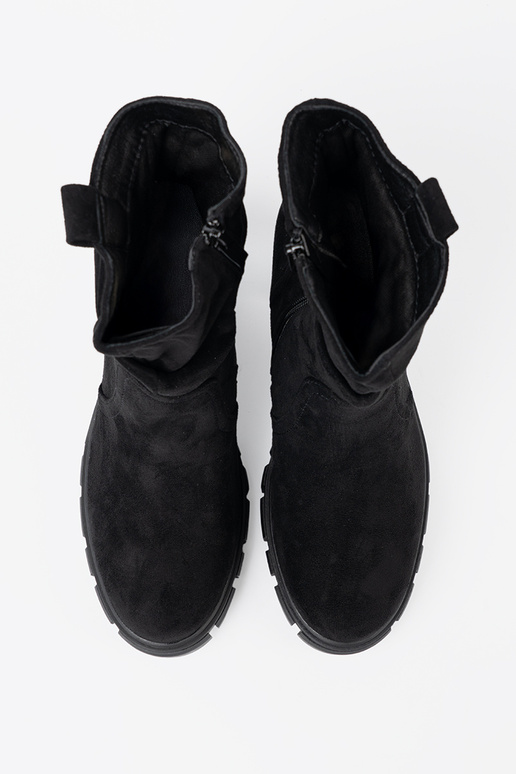 Stylish black boots Inith a ruffled upper