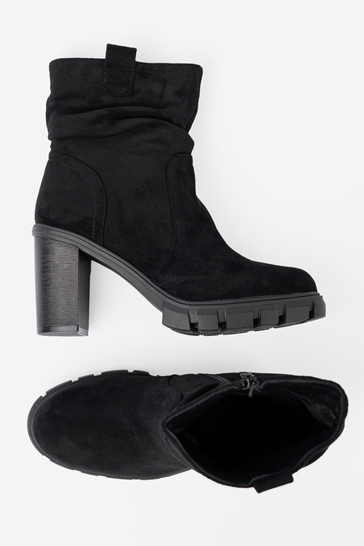 Stylish black boots Inith a ruffled upper