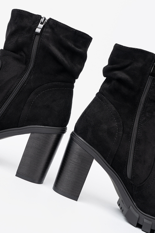 Stylish black boots Inith a ruffled upper