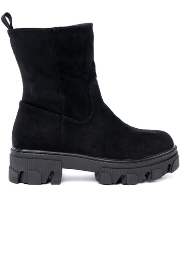 black boots o minimalistycznym kroju 2