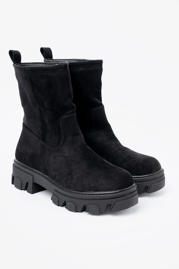 black boots o minimalistycznym kroju