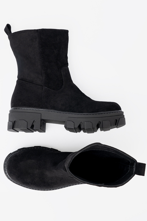 black boots o minimalistycznym kroju