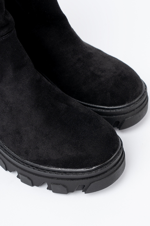 black boots o minimalistycznym kroju
