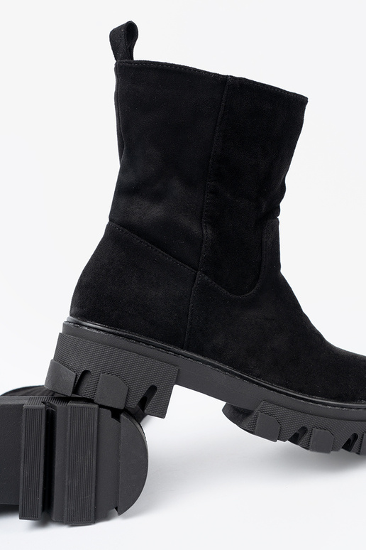 black boots o minimalistycznym kroju