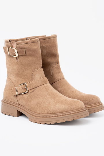 caramel colors boots z ozdobnymi goldenmi klamrami