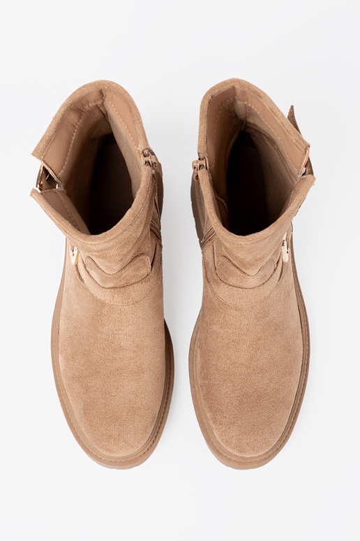 caramel colors boots z ozdobnymi goldenmi klamrami