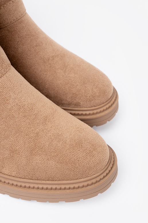 caramel colors boots z ozdobnymi goldenmi klamrami