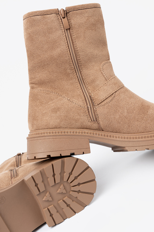 caramel colors boots z ozdobnymi goldenmi klamrami