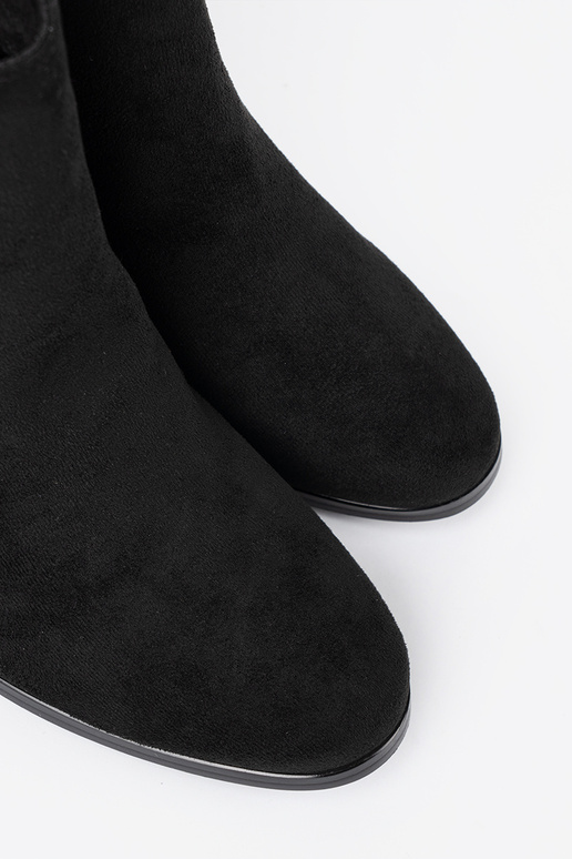 Stylish black boots z eleganckim zdobieniem